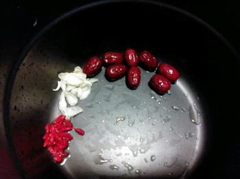 红枣银耳百合水果羹的做法步骤1