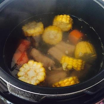 玉米南瓜排骨汤 高压锅版的做法步骤3