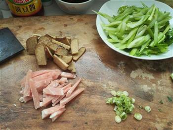 芹菜香干炒肉片的做法步骤1