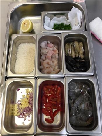 西班牙海鲜饭的做法步骤1