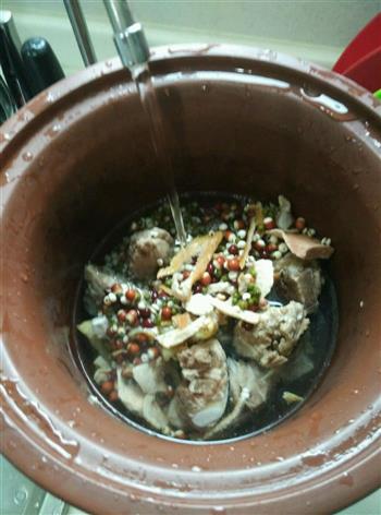 淮山薏米排骨去湿汤的做法图解3
