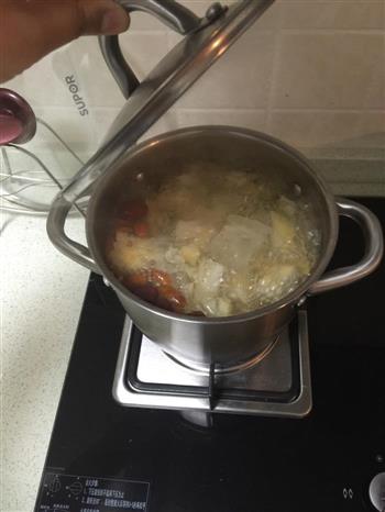红枣枸杞银耳雪梨汤的做法步骤2