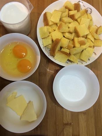 蛋奶吐司布丁的做法步骤1