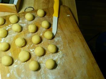 炼乳蛋黄果子的做法步骤3