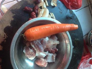 海底椰红萝卜炖排骨汤的做法图解1