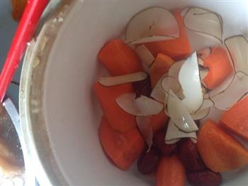海底椰红萝卜炖排骨汤的做法图解3