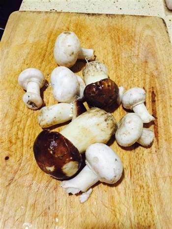蘑菇鸡腿西红柿烩饭的做法步骤2