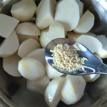 软糯鲜香的快手菜-剁椒蒸芋头的做法图解2