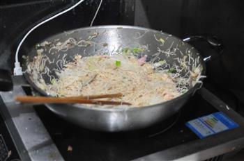 海鲜炒粉干的做法步骤3