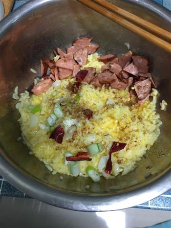 哈尔滨红肠蛋炒饭的做法步骤1