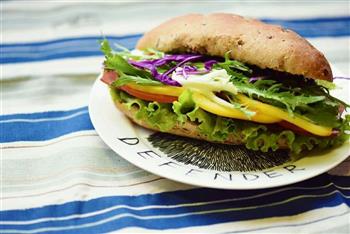 十分钟快手早餐-蔬菜培根三明治的做法图解10