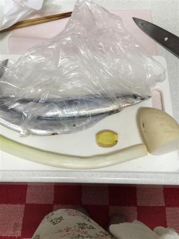 日式盐烤秋刀鱼的做法图解1
