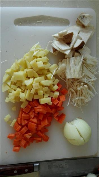 菌菇土豆鸡蛋饼的做法步骤2
