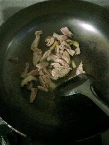 带点酸带点辣的蒜黄炒肉的做法步骤6