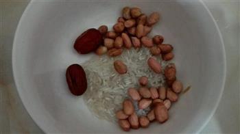 大米花生红枣粥的做法图解1