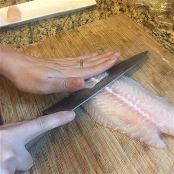 自创菜-清蒸龙利鱼卷的做法步骤2