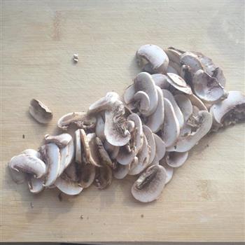 超简单美味奶油蘑菇意大利面的做法图解1