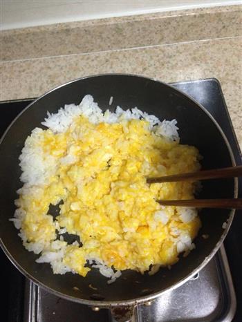 蛋炒饭炒饭简易版的做法步骤3