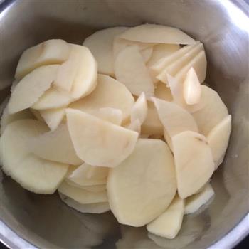 辣白菜五花肉炖土豆的做法步骤1