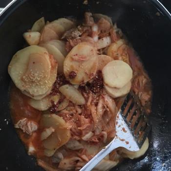 辣白菜五花肉炖土豆的做法步骤10