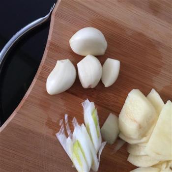 辣白菜五花肉炖土豆的做法图解3