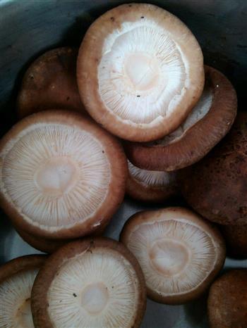 香菇酿肉，软嫩的肉酿香菇的做法步骤1