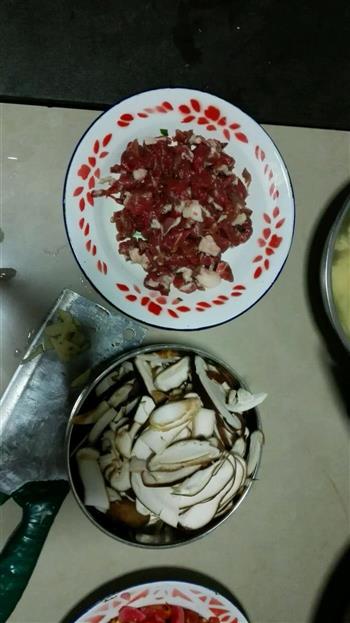 香菇炒肉片的做法步骤1