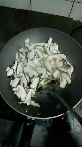 香菇炒肉片的做法步骤3