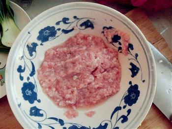 芹菜猪肉饺子的做法步骤1