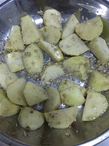 蒜香黑胡椒烤土豆的做法步骤1