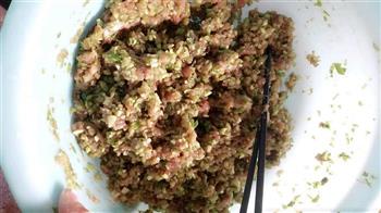 芹菜猪肉饺子的做法步骤2
