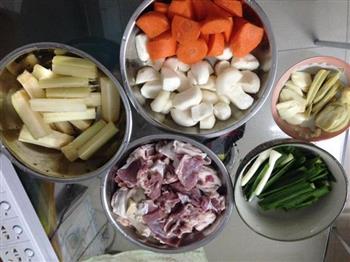 竹蔗马蹄萝卜焖羊肉的做法图解1