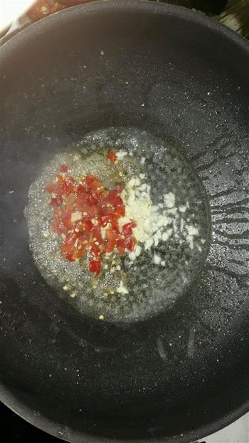 剁辣椒炒黄豆芽的做法步骤2