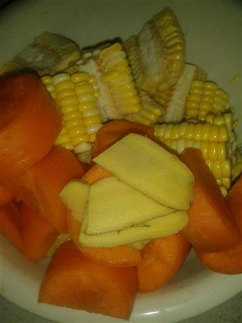 红萝卜玉米排骨汤的做法图解1