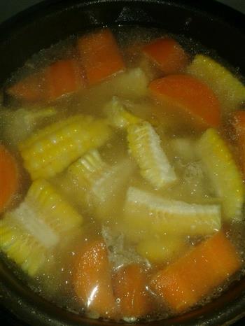 红萝卜玉米排骨汤的做法步骤4