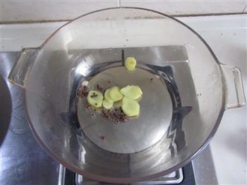 蹄花莲藕汤的做法步骤2
