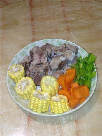 胡萝卜甜玉米排骨汤的做法步骤1