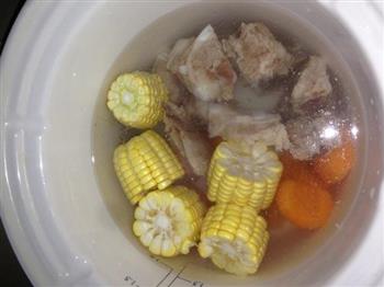 胡萝卜甜玉米排骨汤的做法图解2