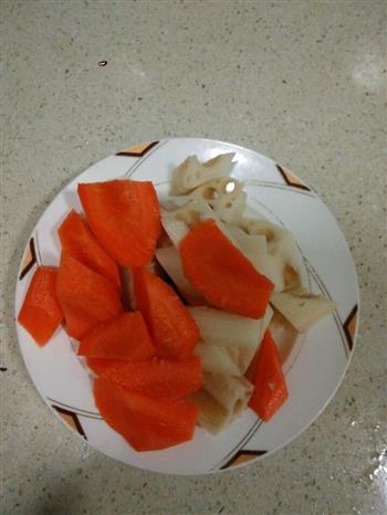胡萝卜莲藕排骨汤的做法步骤3