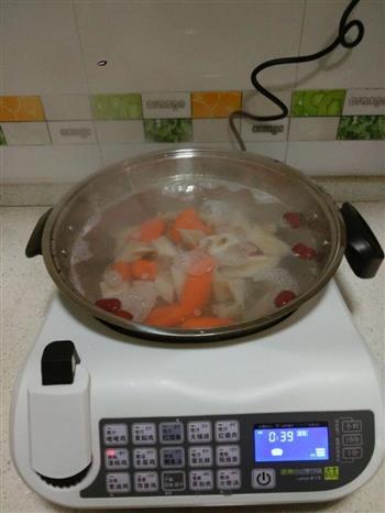 胡萝卜莲藕排骨汤的做法步骤4