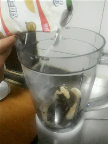 巧克力香蕉奶昔的做法步骤2