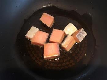 三文鱼炒饭的做法步骤2