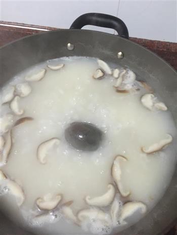 香菇皮蛋瘦肉粥的做法步骤7