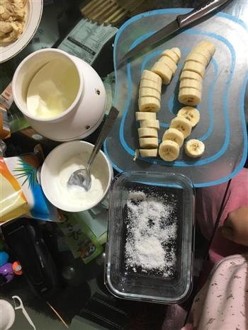 冰冻香蕉酸奶的做法步骤1
