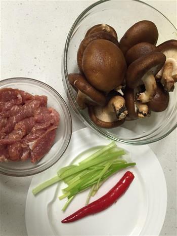 鲜香菇炒肉的做法图解1