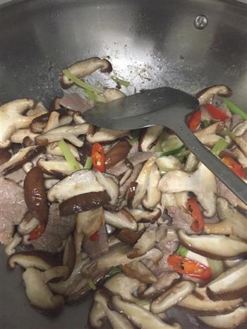 鲜香菇炒肉的做法步骤4