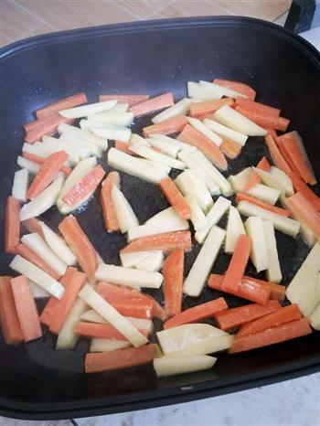糖醋土豆胡萝卜的做法步骤1