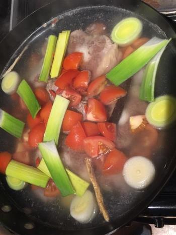 冬日暖暖的-番茄牛尾汤的做法步骤4