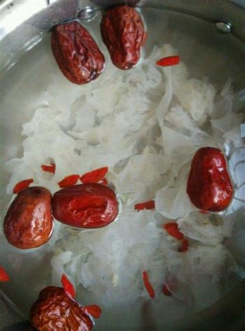 红枣枸杞银耳汤的做法步骤2
