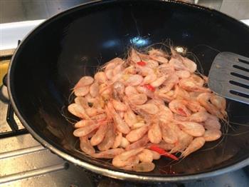 酱油炒河虾的做法步骤2